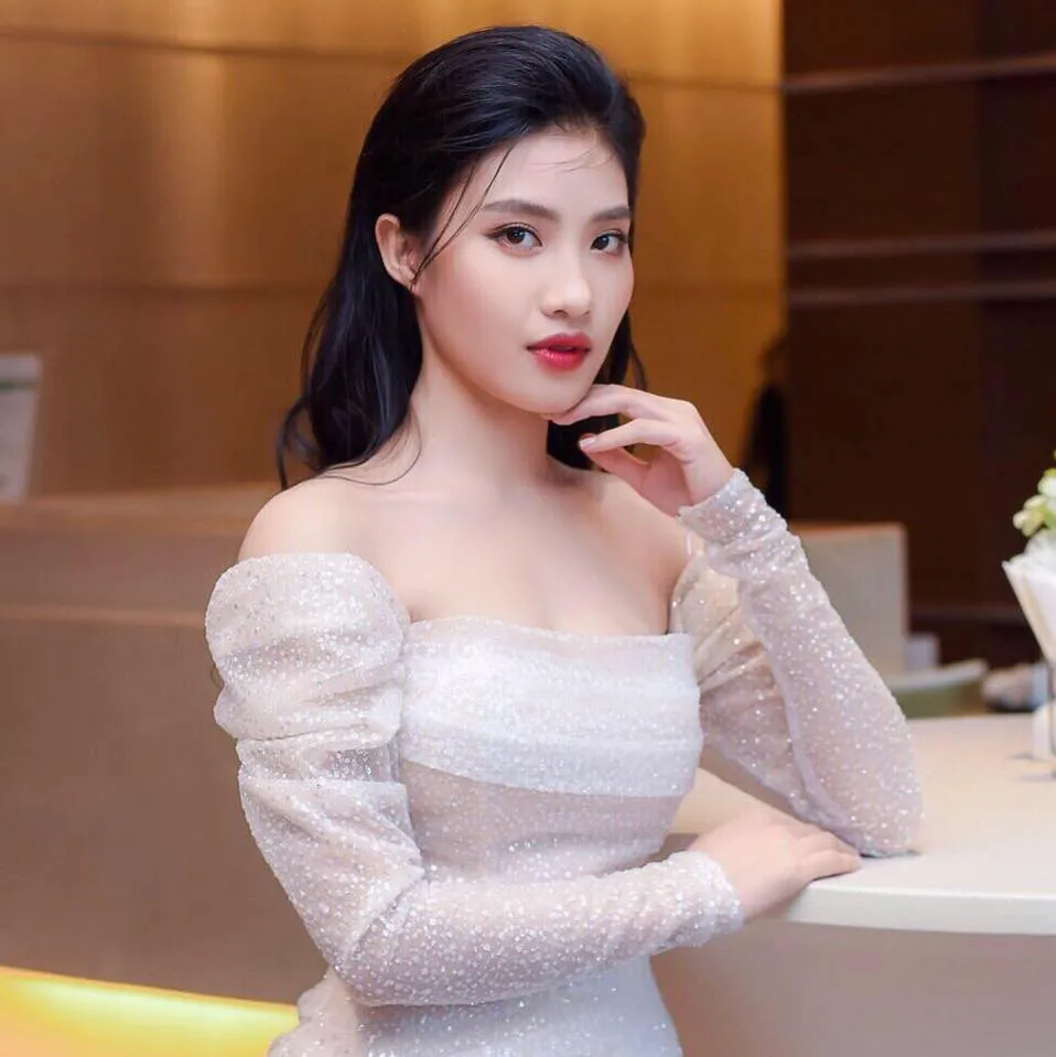 Ngắm vẻ ngoài bốc lửa của diễn viên Thúy Nga Cát đỏ - Ảnh 2.