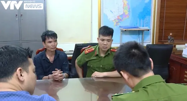 Đối tượng bạo hành con đẻ đến gãy xương khai gì tại cơ quan công an? - Ảnh 2.