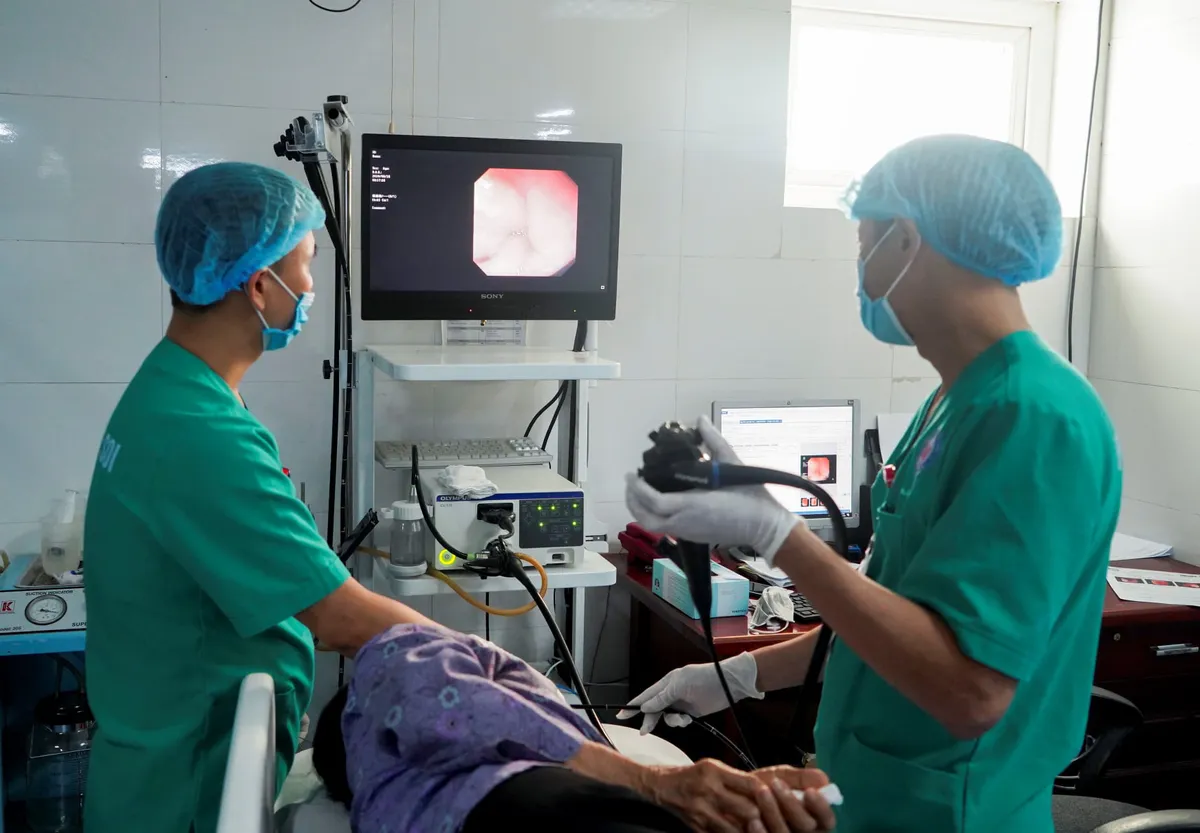Đi khám vì đau bụng, cụ ông phát hiện tăm dài 5cm đâm vào tá tràng - Ảnh 1.