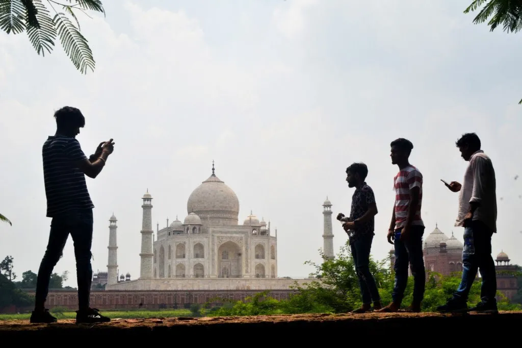 Taj Mahal mở cửa bất chấp số ca nhiễm COVID-19 tăng mạnh - Ảnh 1.
