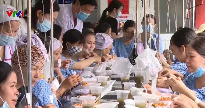 Bữa cơm tất niên ấm cúng của các bệnh nhân ung thư tại Bệnh viện Từ Dũ - Ảnh 1.