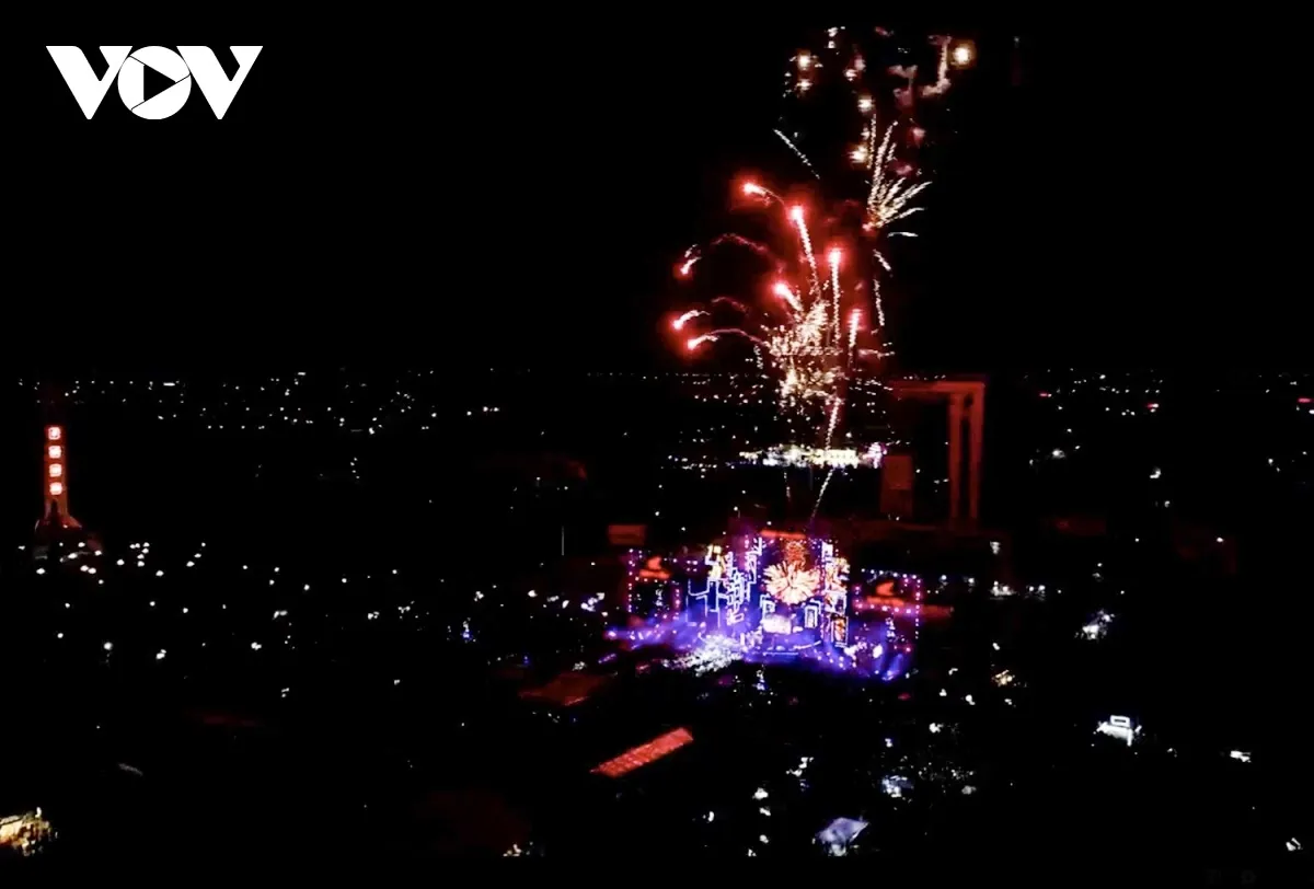 Cả nước vui tươi và phấn khởi đón chào năm mới 2021  - Ảnh 3.