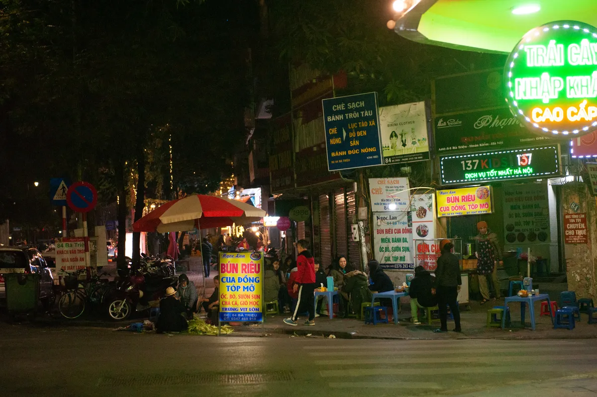 Khoảnh khắc chào đón năm mới 2021 của người dân Thủ đô - Ảnh 10.