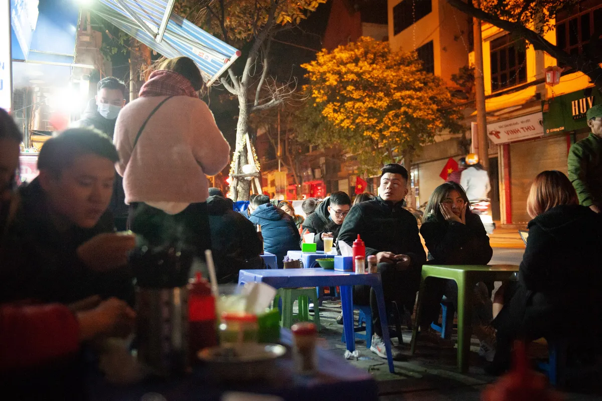 Khoảnh khắc chào đón năm mới 2021 của người dân Thủ đô - Ảnh 11.