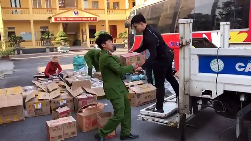 Phát hiện lượng lớn điện thoại, máy tính bảng... không rõ nguồn gốc - Ảnh 1. Phát hiện lượng lớn điện thoại, máy tính bảng... không rõ nguồn gốc - Ảnh 1.