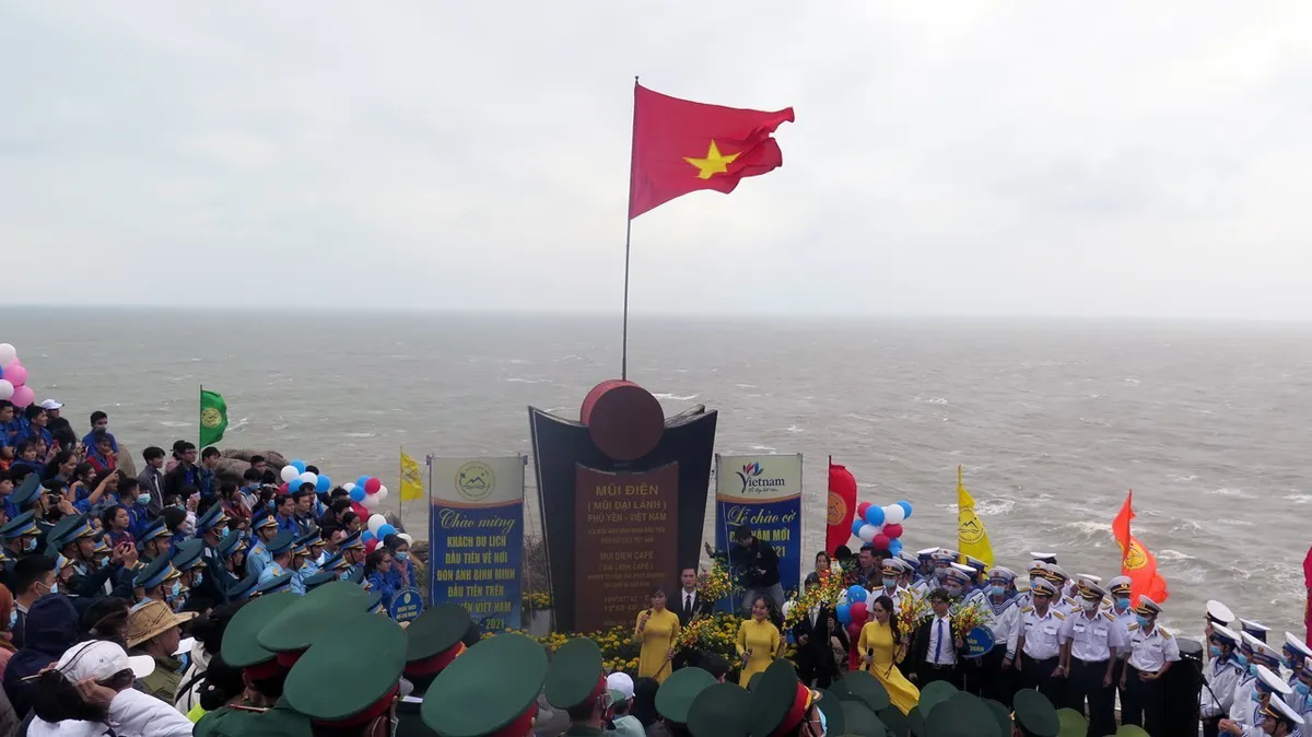 Lễ chào cờ đầu năm mới 2021 tại điểm cực Đông trên đất liền - Ảnh 1.