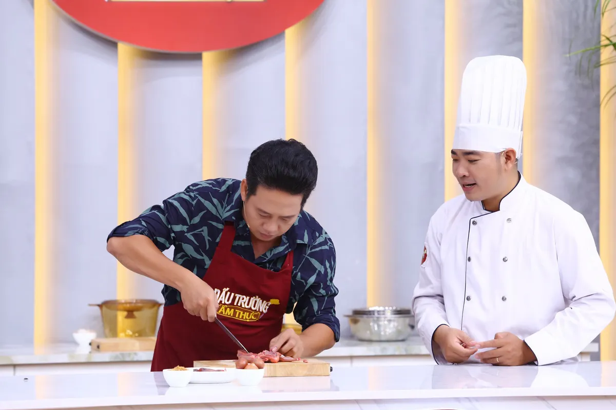 Lê Dương Bảo Lâm bất ngờ với khả năng nấu ăn cực chuyên nghiệp của Lê Nam - Ảnh 2. Lê Dương Bảo Lâm bất ngờ với khả năng nấu ăn cực chuyên nghiệp của Lê Nam - Ảnh 2.