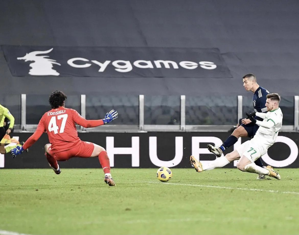 Cristiano Ronaldo nói gì khi san bằng kỷ lục ghi bàn của huyền thoại Josef Bican? - Ảnh 1. Cristiano Ronaldo nói gì khi san bằng kỷ lục ghi bàn của huyền thoại Josef Bican? - Ảnh 1.