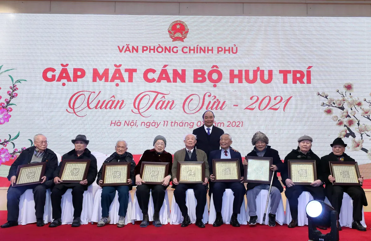 Thủ tướng gặp mặt nguyên lãnh đạo Chính phủ và cán bộ hưu trí Văn phòng Chính phủ - Ảnh 2.