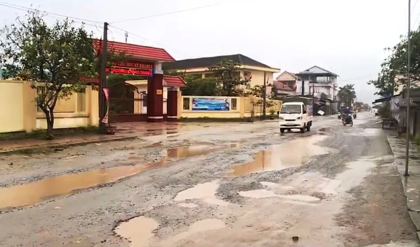 Hàng trăm ổ voi, ổ gà bẫy người đi đường - Ảnh 1. Hàng trăm ổ voi, ổ gà bẫy người đi đường - Ảnh 1.