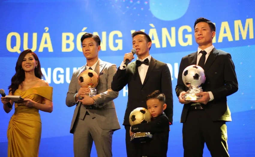 Gala trao giải Quả b&oacute;ng v&agrave;ng Việt Nam 2020: Văn Quyết gi&agrave;nh quả b&oacute;ng v&agrave;ng Việt Nam 2020 - Ảnh 1.