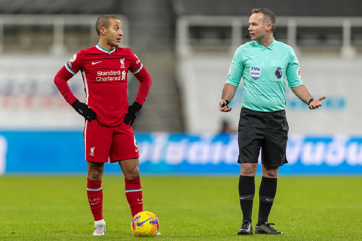 Trọng tài thân M.U sẽ bắt chính trận derby nước Anh - Ảnh 5. Trọng tài thân M.U sẽ bắt chính trận derby nước Anh - Ảnh 5.