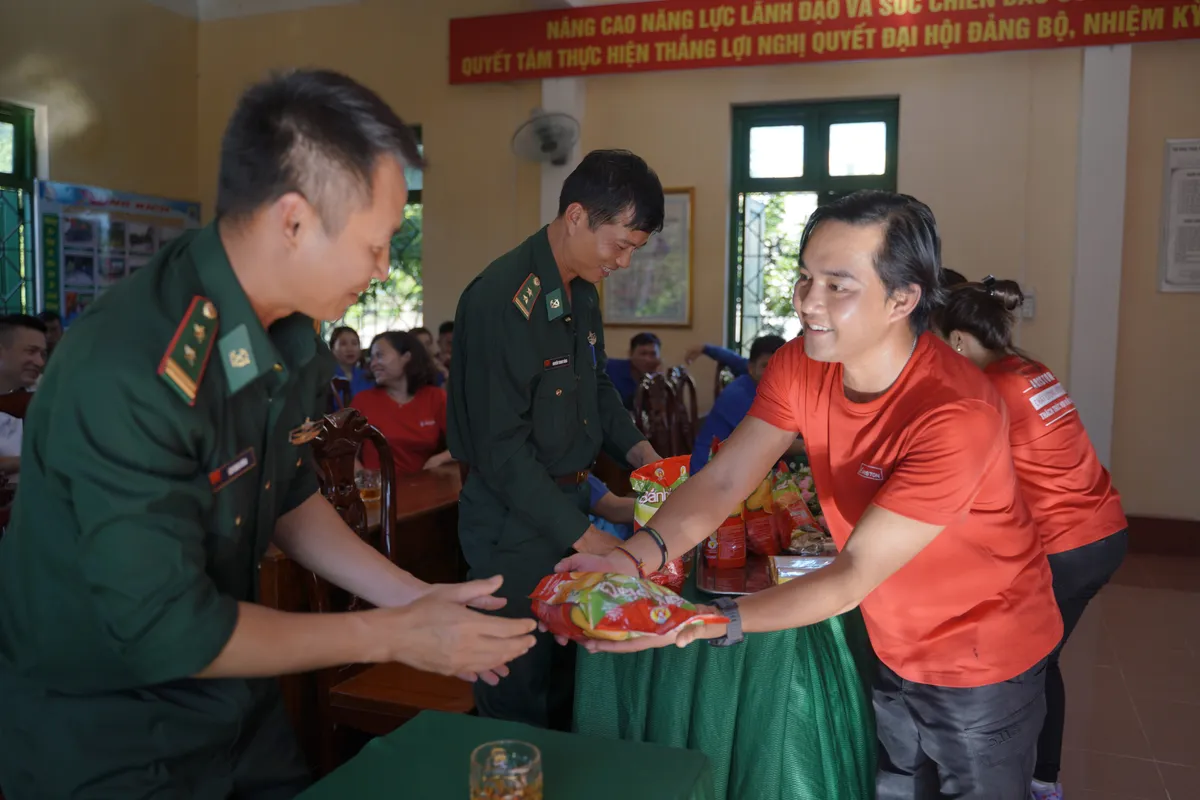 Hành trình xuyên Việt mang cái Tết trọn vẹn hơn đến đồng bào cả nước - Ảnh 2.