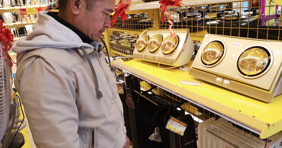 Cháy hàng các thiết bị sưởi ấm trong đợt rét - Ảnh 1. Cháy hàng các thiết bị sưởi ấm trong đợt rét - Ảnh 1.