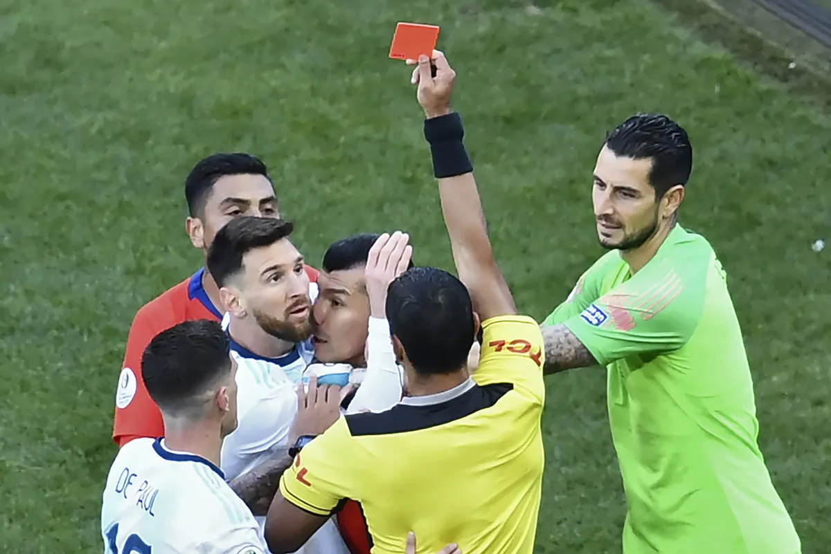 Messi lần đầu tiên nhận thẻ đỏ tại Barcelona - Ảnh 2. Messi lần đầu tiên nhận thẻ đỏ tại Barcelona - Ảnh 2.