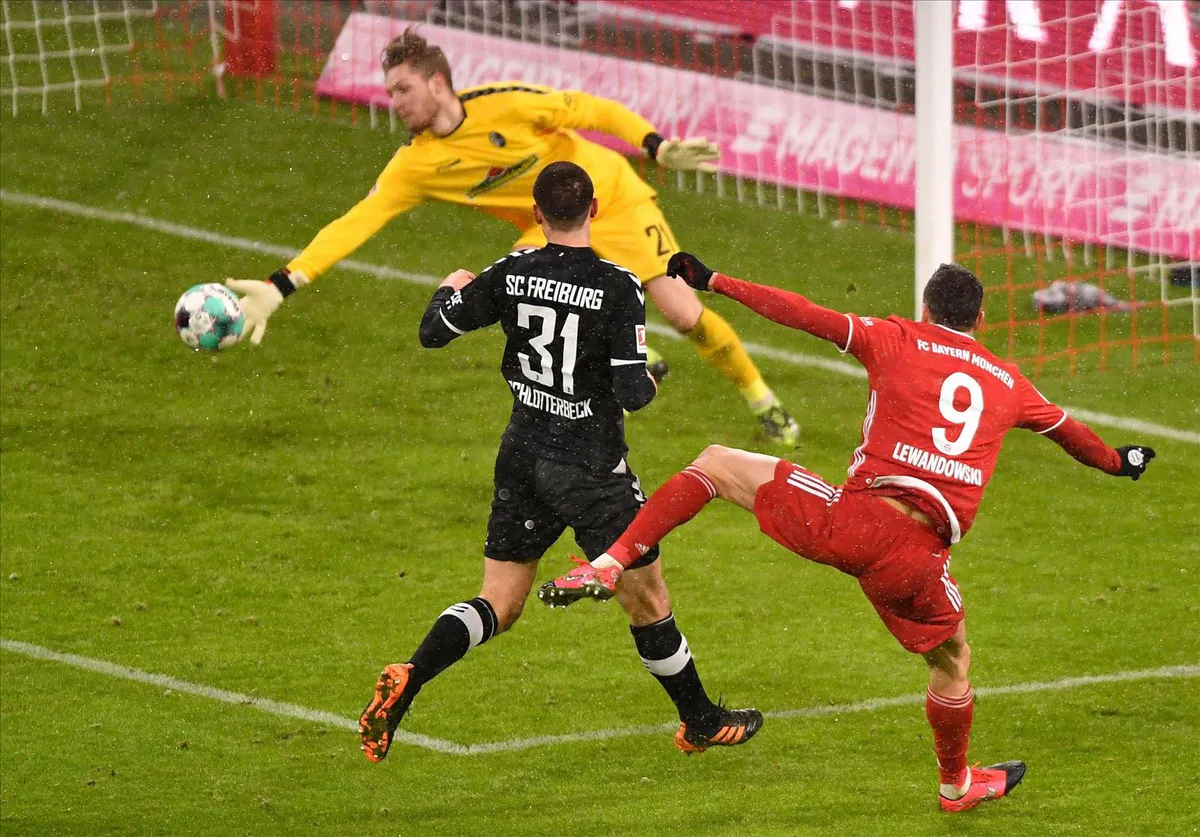 Lewandowski lập kỷ lục ghi bàn mới tại Bundesliga - Ảnh 1.