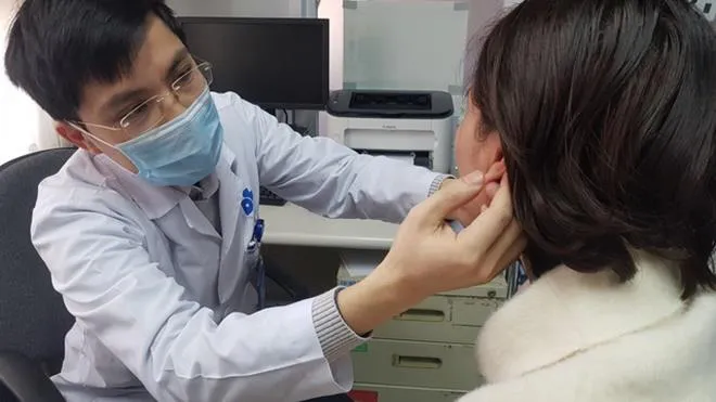 Ham rẻ, nhiều người gặp biến chứng khi tiêm tai Phật - Ảnh 1. Ham rẻ, nhiều người gặp biến chứng khi tiêm tai Phật - Ảnh 1.
