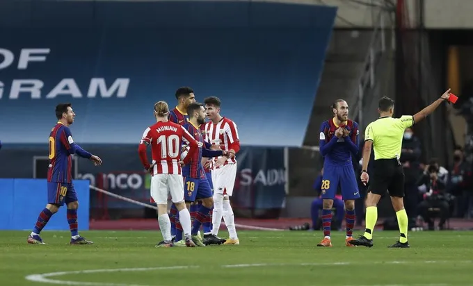 Messi bị treo giò 2 trận vì đánh nguội cầu thủ Athletic Bilbao - Ảnh 2.