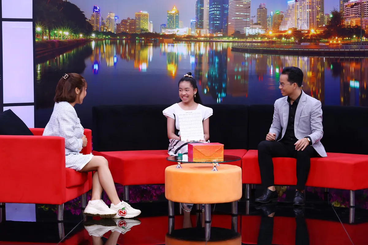 Cô bé 12 tuổi bật khóc vì chỉ chạy theo đam mê nghệ thuật mà quên đi gia đình - Ảnh 2.