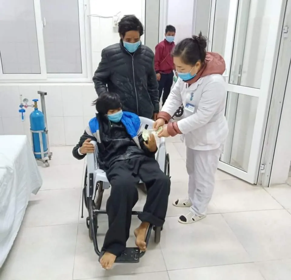 Không có tiền điều trị, bé người Mông mắc u xương ngày càng suy kiệt - Ảnh 1. Không có tiền điều trị, bé người Mông mắc u xương ngày càng suy kiệt - Ảnh 1.