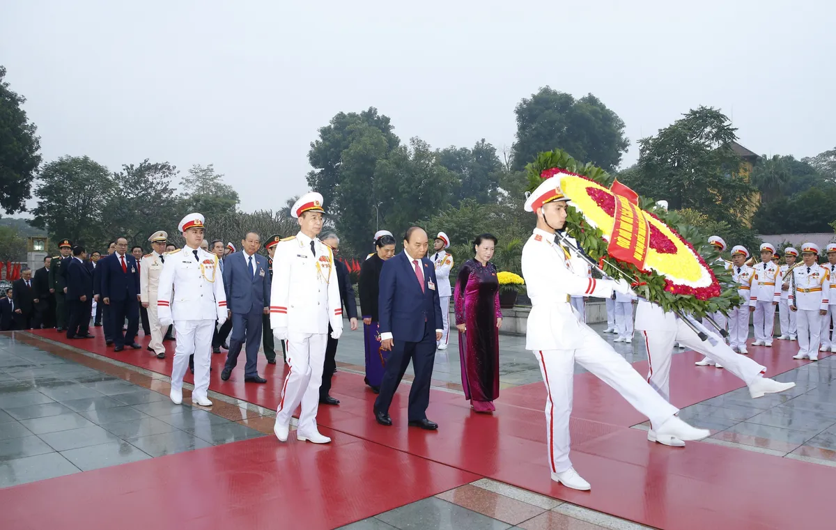  Đại biểu dự Đại hội XIII của Đảng vào Lăng viếng Chủ tịch Hồ Chí Minh - Ảnh 10.