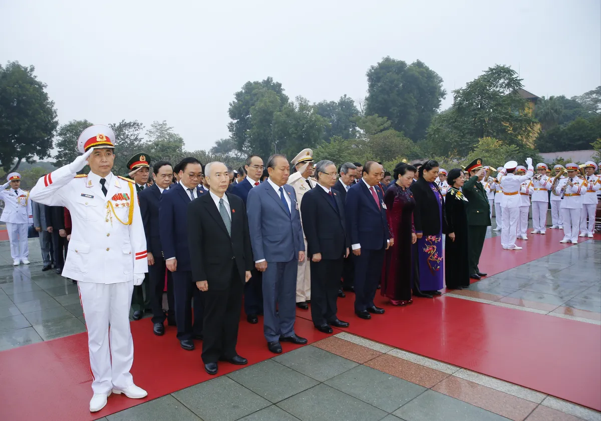  Đại biểu dự Đại hội XIII của Đảng vào Lăng viếng Chủ tịch Hồ Chí Minh - Ảnh 11.