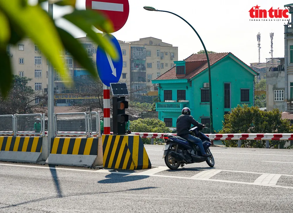 Nghiên cứu lắp dải phân cách trên cầu Thăng Long ngăn ô tô quay đầu - Ảnh 4.