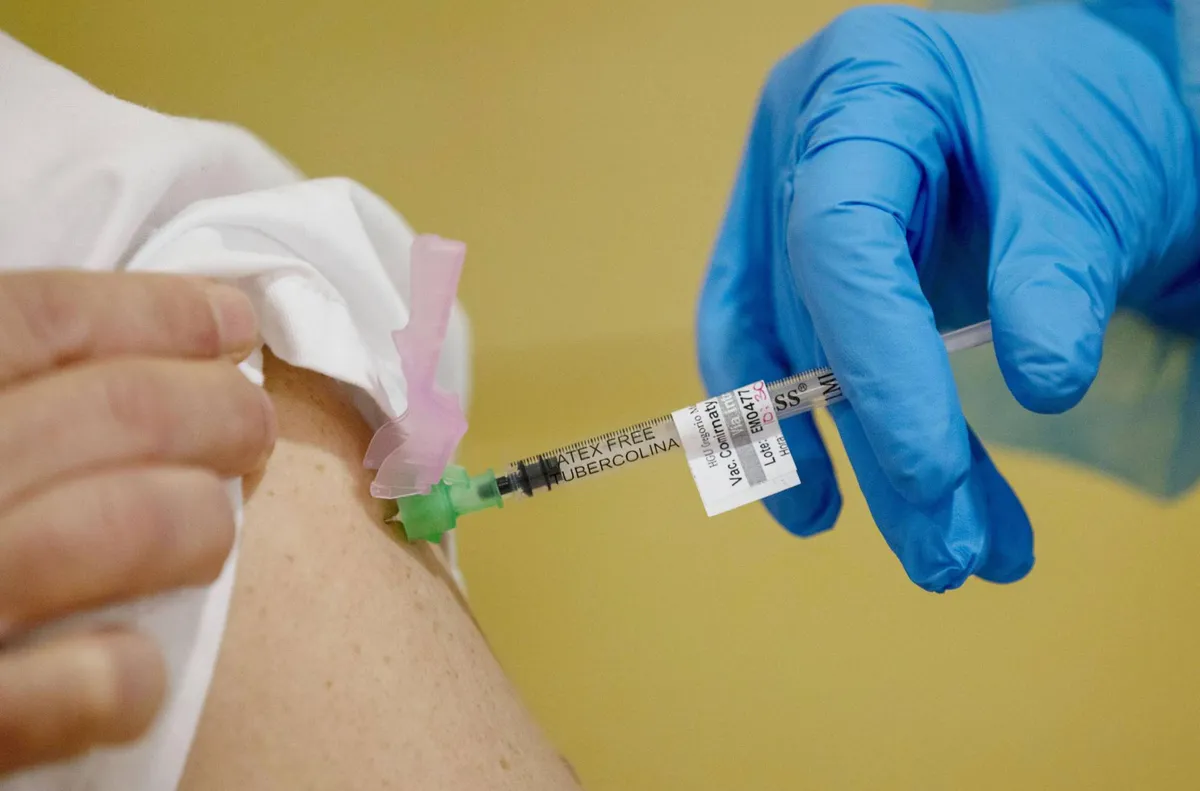 Nhật Bản diễn tập tiêm vaccine phòng dịch COVID-19 - Ảnh 1. Nhật Bản diễn tập tiêm vaccine phòng dịch COVID-19 - Ảnh 1.