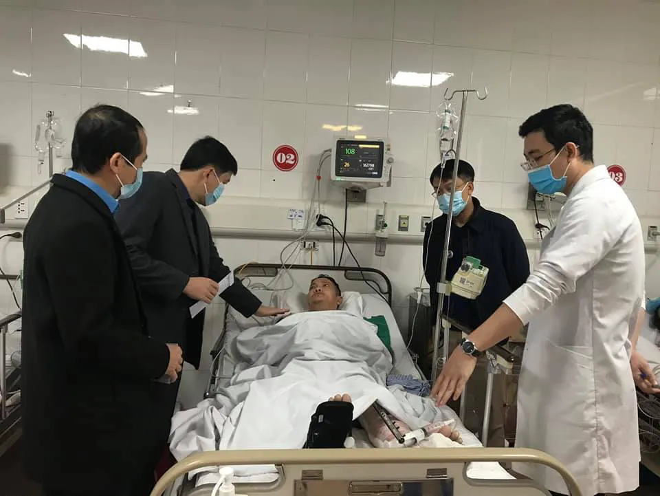 (Cập nhật) Tình hình điều trị các nạn nhân vụ rơi thang thi công ở Nghệ An - Ảnh 2. (Cập nhật) Tình hình điều trị các nạn nhân vụ rơi thang thi công ở Nghệ An - Ảnh 2.