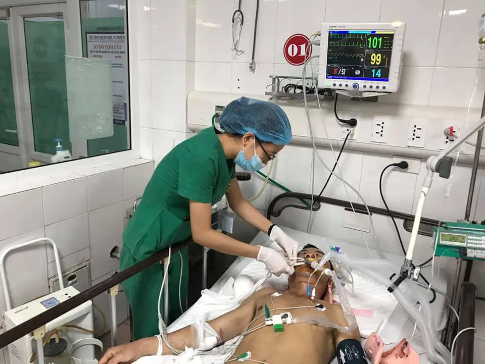 (Cập nhật) Tình hình điều trị các nạn nhân vụ rơi thang thi công ở Nghệ An - Ảnh 1. (Cập nhật) Tình hình điều trị các nạn nhân vụ rơi thang thi công ở Nghệ An - Ảnh 1.