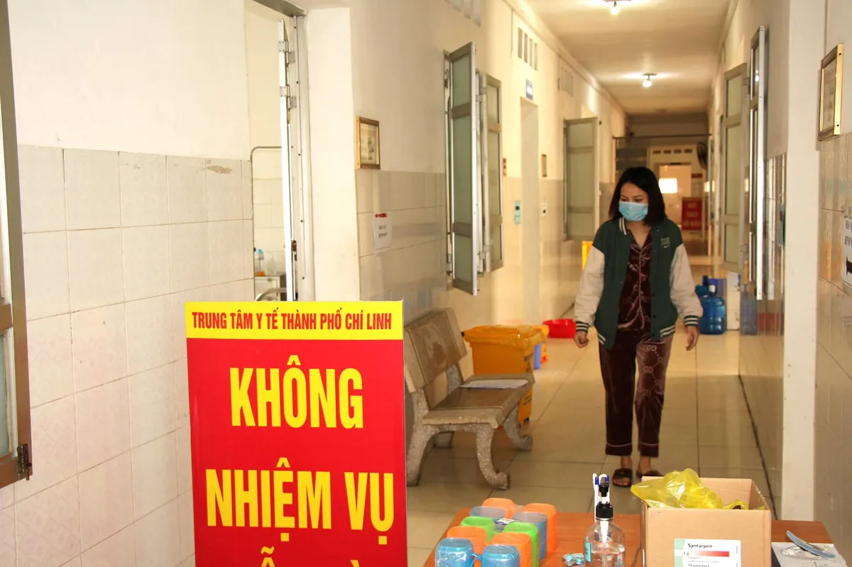 Bên trong khu cách ly Bệnh viện dã chiến Chí Linh - Ảnh 4.