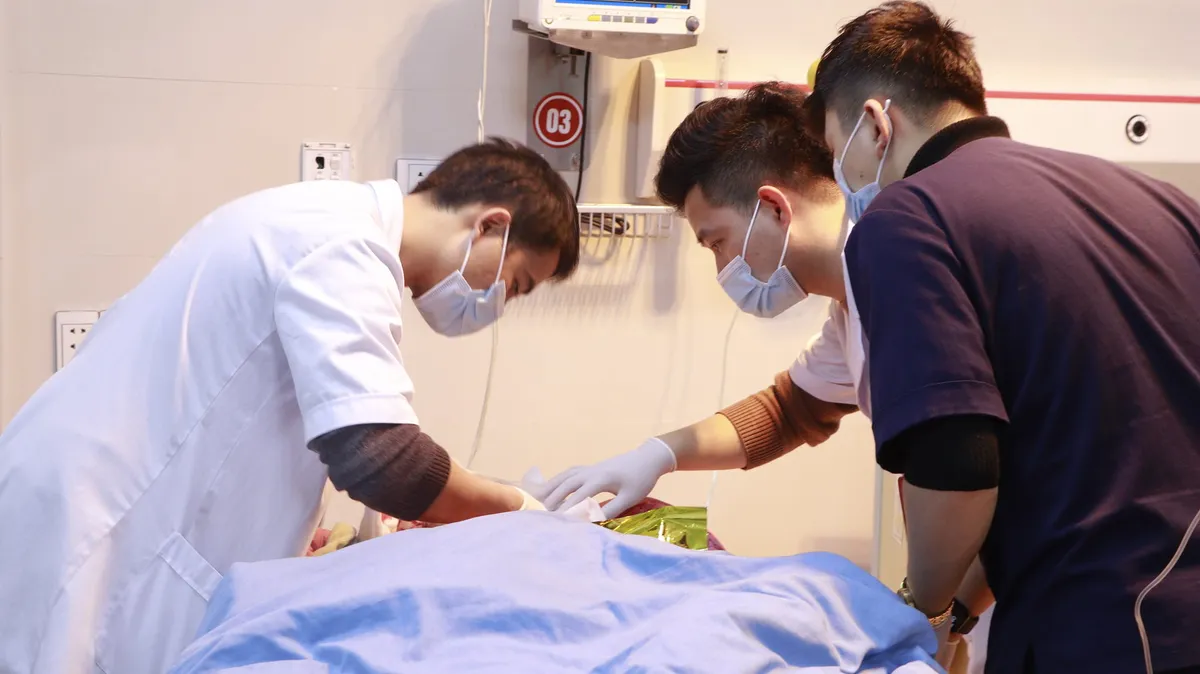 Cấp cứu thai phụ bị lóc toàn bộ da đầu do băng tải cát - Ảnh 1. Cấp cứu thai phụ bị lóc toàn bộ da đầu do băng tải cát - Ảnh 1.