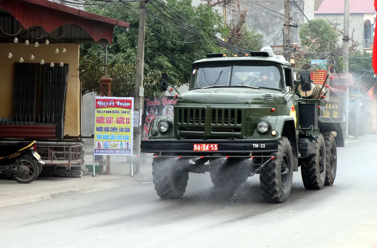 Phun hóa chất khử khuẩn tại xã Lâm Thao (Bắc Ninh) - Ảnh 1.