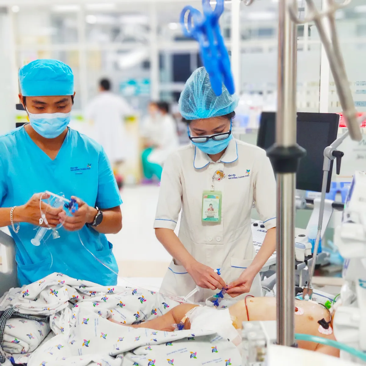 Cứu sống bé gái 5 tuổi sốc sốt xuất huyết cận kề cửa tử - Ảnh 2. Cứu sống bé gái 5 tuổi sốc sốt xuất huyết cận kề cửa tử - Ảnh 2.
