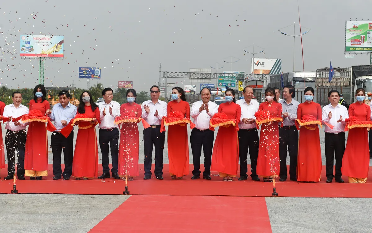 Thủ tướng Nguyễn Xuân Phúc: Phải khánh thành tuyến cao tốc mẫu mực Trung Lương - Mỹ Thuận trong năm 2021 - Ảnh 1.