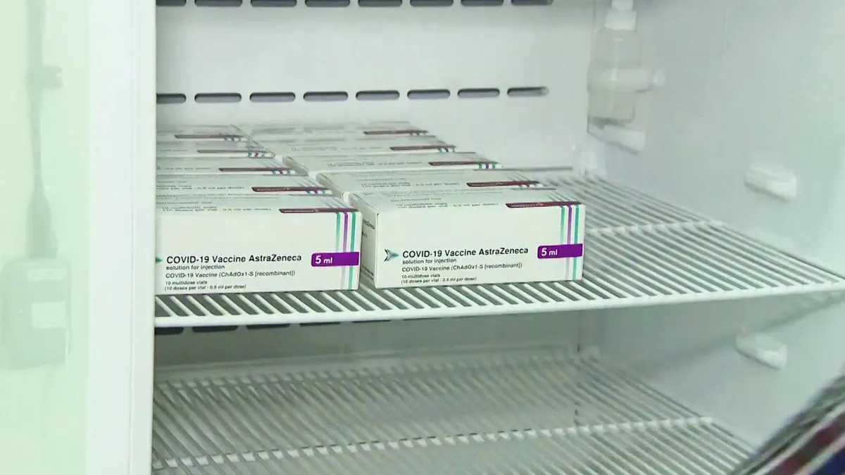 WHO xác nhận mối liên hệ giữa vaccine AstraZeneca với tình trạng đông máu hiếm gặp - Ảnh 1.