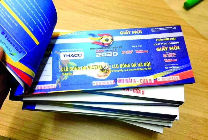 Hàng dài CĐV xếp hàng chờ mua vé Siêu Cúp Quốc gia 2020 tại Hàng Đẫy - Ảnh 1. Hàng dài CĐV xếp hàng chờ mua vé Siêu Cúp Quốc gia 2020 tại Hàng Đẫy - Ảnh 1.