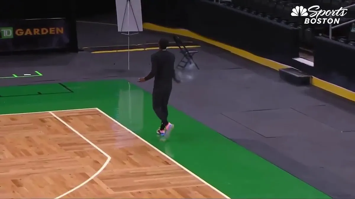 Kyrie Irving tiếp tục gây sự chú ý … dù không thi đấu - Ảnh 1. Kyrie Irving tiếp tục gây sự chú ý … dù không thi đấu - Ảnh 1.