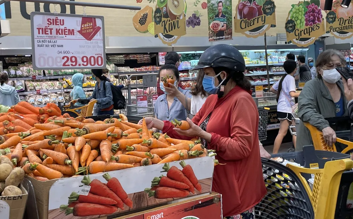 Siêu thị TP Hồ Chí Minh đón khách trở lại, hàng hóa dồi dào - Ảnh 1.