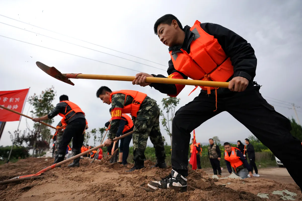 Mưa lớn gây lũ lụt nghiêm trọng ở miền Bắc Trung Quốc, ít nhất 15 người thiệt mạng - Ảnh 2.