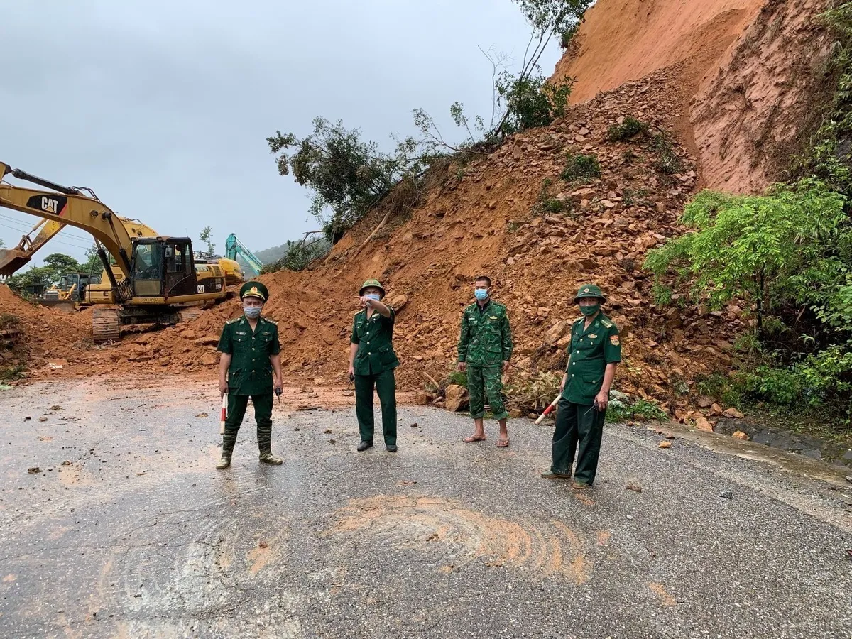 Hà Tĩnh: Gió to sóng lớn gây sạt lở, hàng nghìn hộ dân gặp nguy hiểm - Ảnh 1.