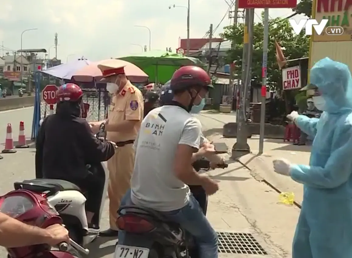 TP Hồ Chí Minh, Bình Dương vẫn kiểm soát giấy xét nghiệm COVID-19 tại cửa ngõ - Ảnh 1.