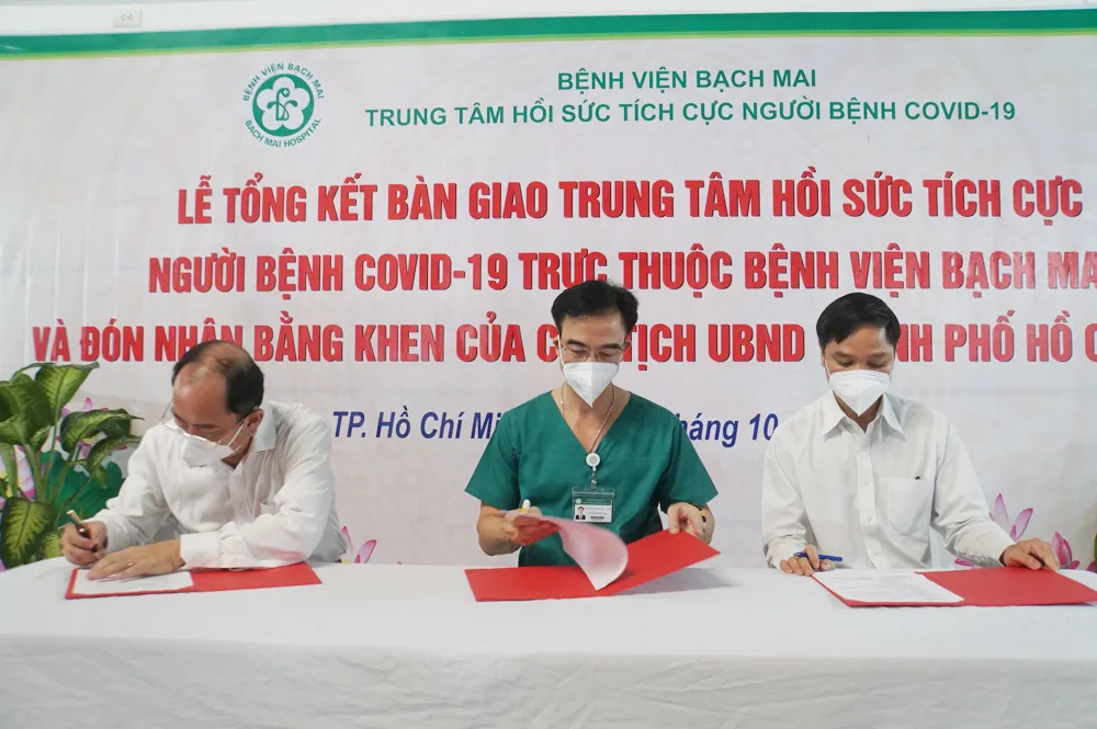 Bệnh viện Bạch Mai bàn giao Trung tâm Hồi sức tích cực người bệnh COVID-19 cho Bệnh viện Nhân dân Gia Định - Ảnh 1. Bệnh viện Bạch Mai bàn giao Trung tâm Hồi sức tích cực người bệnh COVID-19 cho Bệnh viện Nhân dân Gia Định - Ảnh 1.