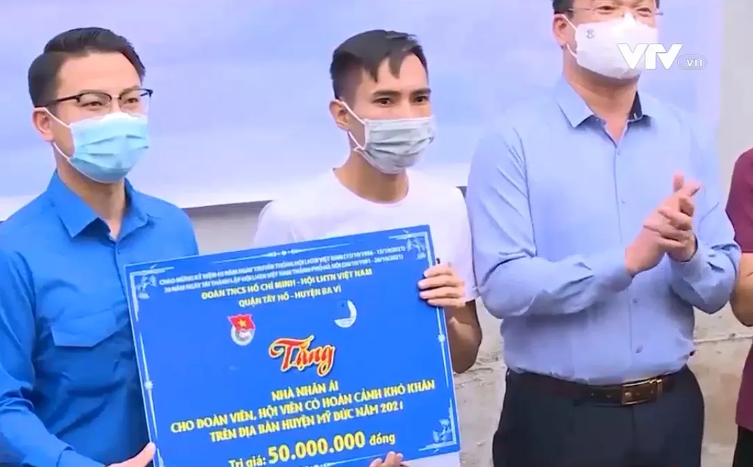 Thanh ni&ecirc;n x&acirc;y nh&agrave; nh&acirc;n &aacute;i gi&uacute;p người kh&oacute; khăn - Ảnh 1.