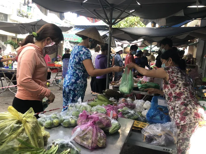 Đi chợ trong tình hình mới: Mua nhanh, bán lẹ - Ảnh 1.