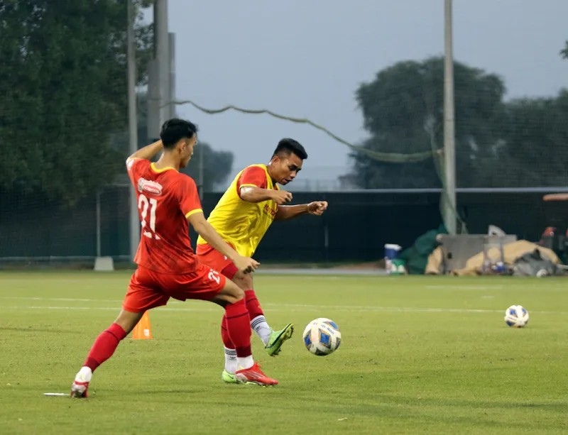 ĐT U23 Việt Nam rèn lối chơi chuẩn bị cho cuộc “tổng duyệt” trước U23 Kyrgyzstan - Ảnh 5. ĐT U23 Việt Nam rèn lối chơi chuẩn bị cho cuộc “tổng duyệt” trước U23 Kyrgyzstan - Ảnh 5.