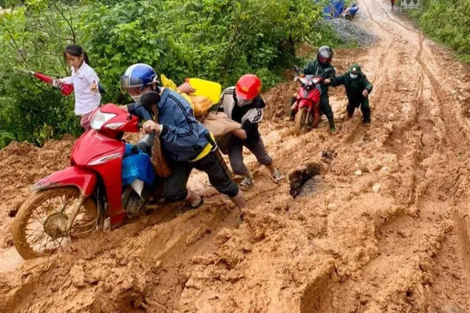 Mưa lớn gây sạt lở, tắc đường nhiều nơi - Ảnh 2.