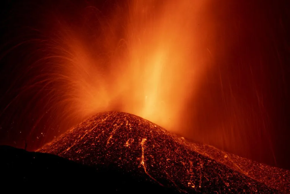 Một tháng trôi qua, vẫn chưa có dấu hiệu núi lửa La Palma ngừng phun trào - Ảnh 1.