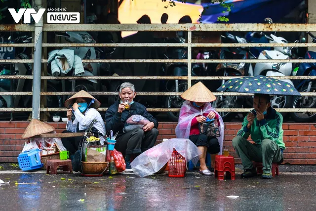 Người lao động mưu sinh trong giá rét đầu mùa - Ảnh 3.