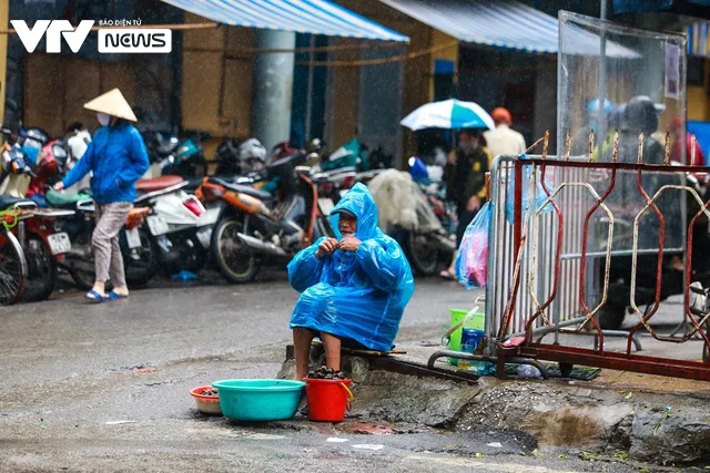 Người lao động mưu sinh trong giá rét đầu mùa - Ảnh 6.